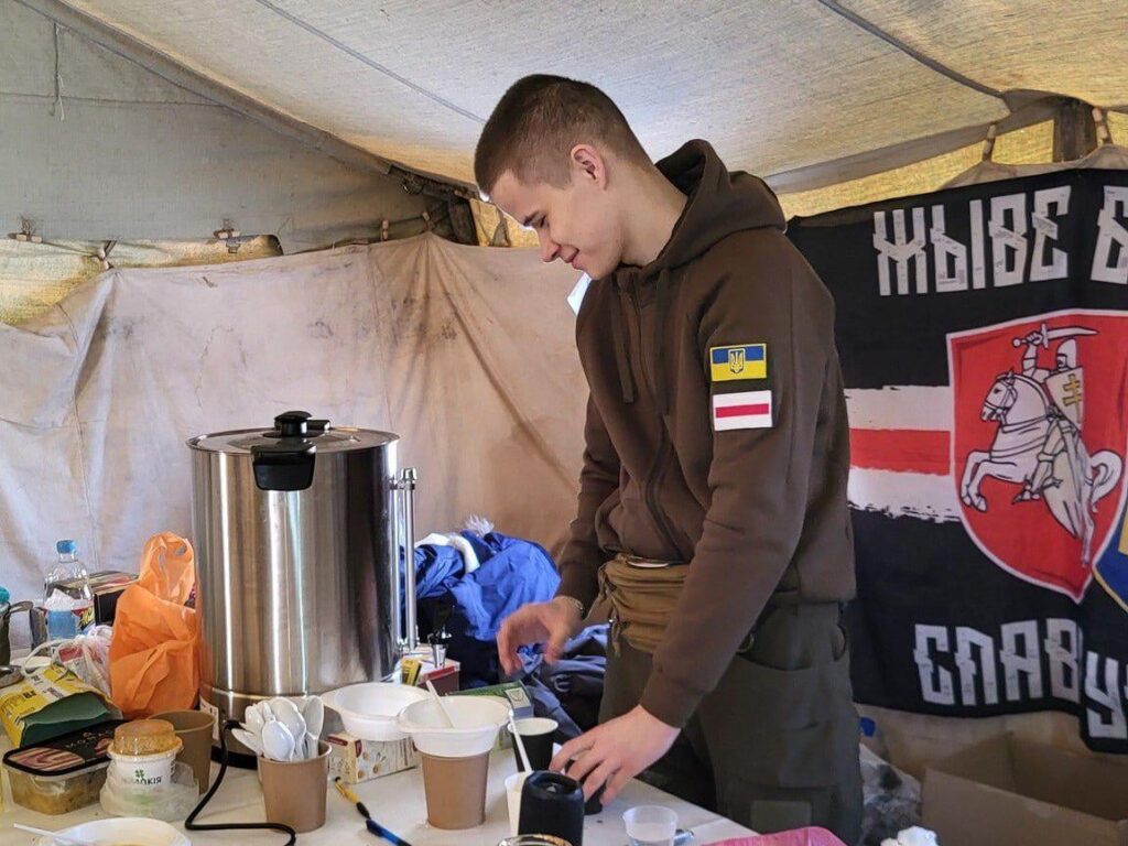 昨日、彼はルカシェンカの刑務所で拷問を受けた。現在、彼はキエフでウクライナ人を支援している。ベラルーシの最年少元政治犯の一人で、政権によって国外追放されたアリアクセイ・カプリチさんは現在、ベラルーシの援助拠点でボランティア活動をしている。彼はスヴィアトラナ・ツィハノスカヤの親戚です。