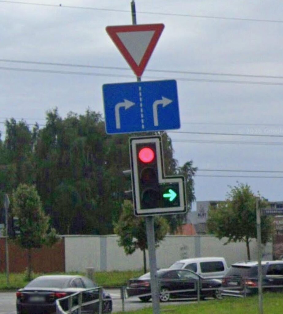 とにかく誰かがこの交差点で何をすべきかを説明してもらえますか? (イルクステとルバナの交差点)