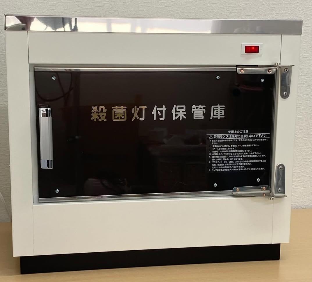 ハサミ・コームなどのトリミング器具は紫外線殺菌灯付きの専用保管庫で常に清潔に保たれたものを使用されています。