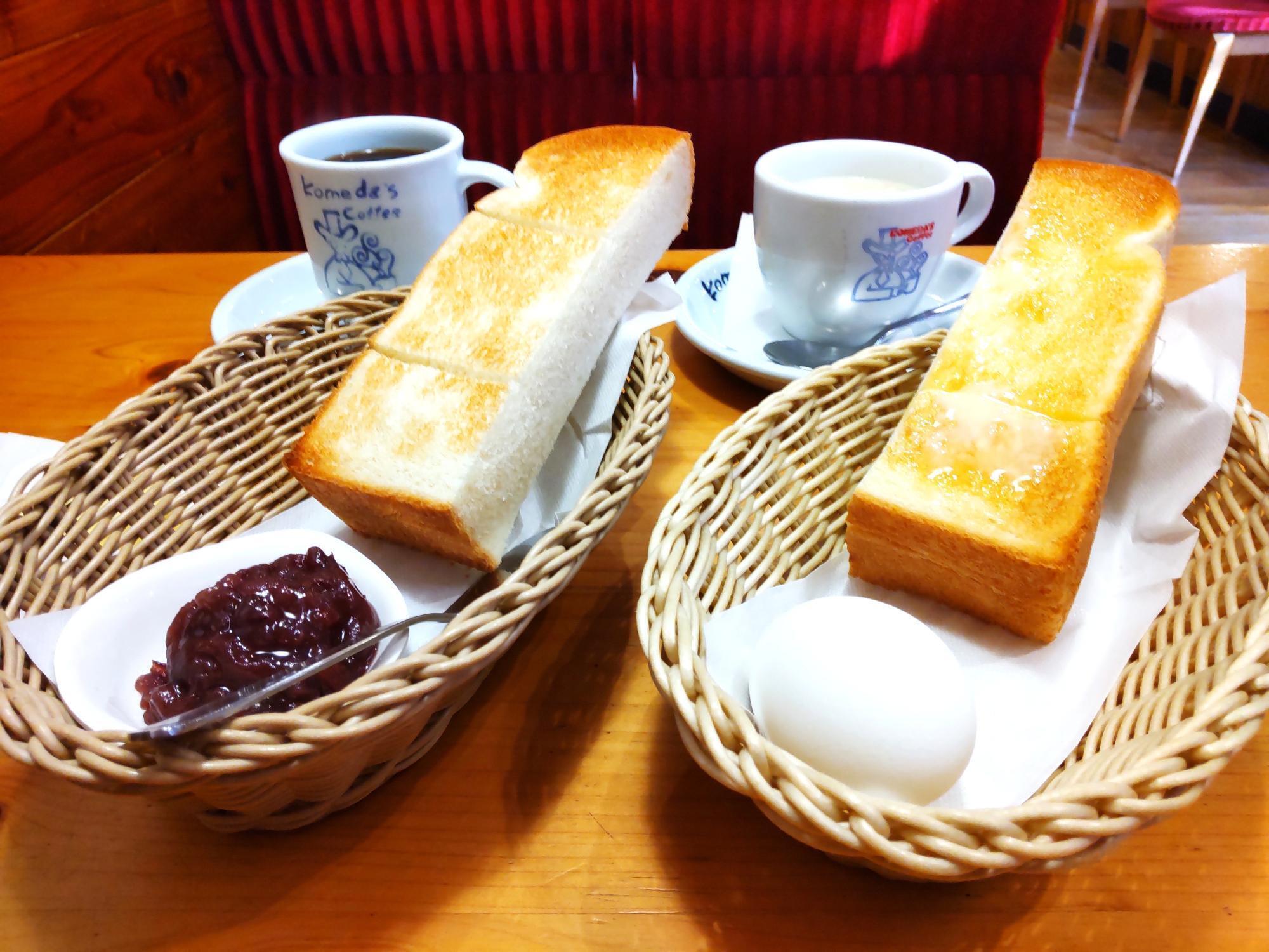 朝11時まではドリンクにパン+1品がサービス