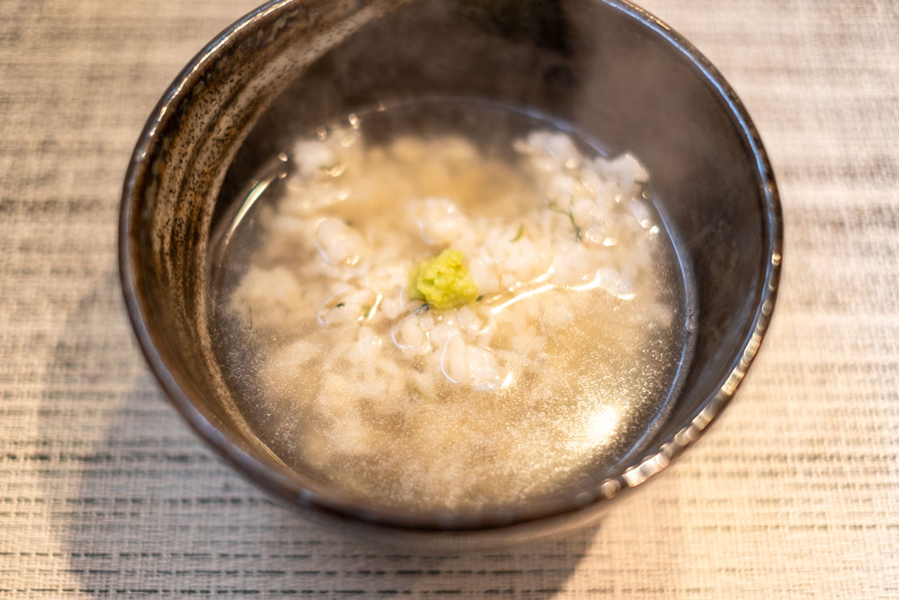 最後はカツオと昆布の一番出汁をかけて「お茶漬け」に