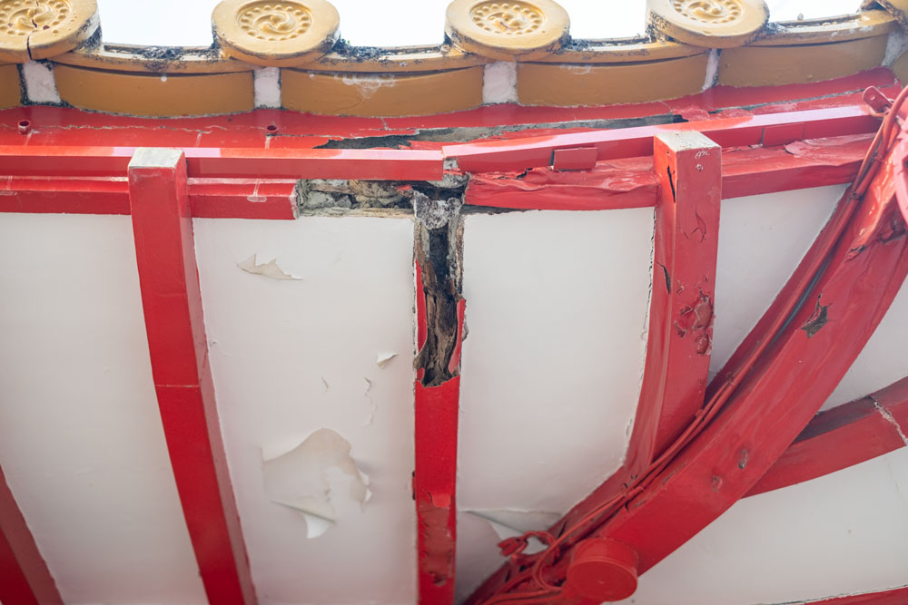 クラウドファンディングでは、主に屋根の木材部分の腐食対策と補強が行われます