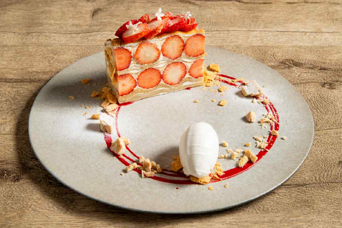 「春いちごとバニラカスタードのミルクレープ 白胡麻のクランチショコラとミルクアイス添え」1,980円（税込）