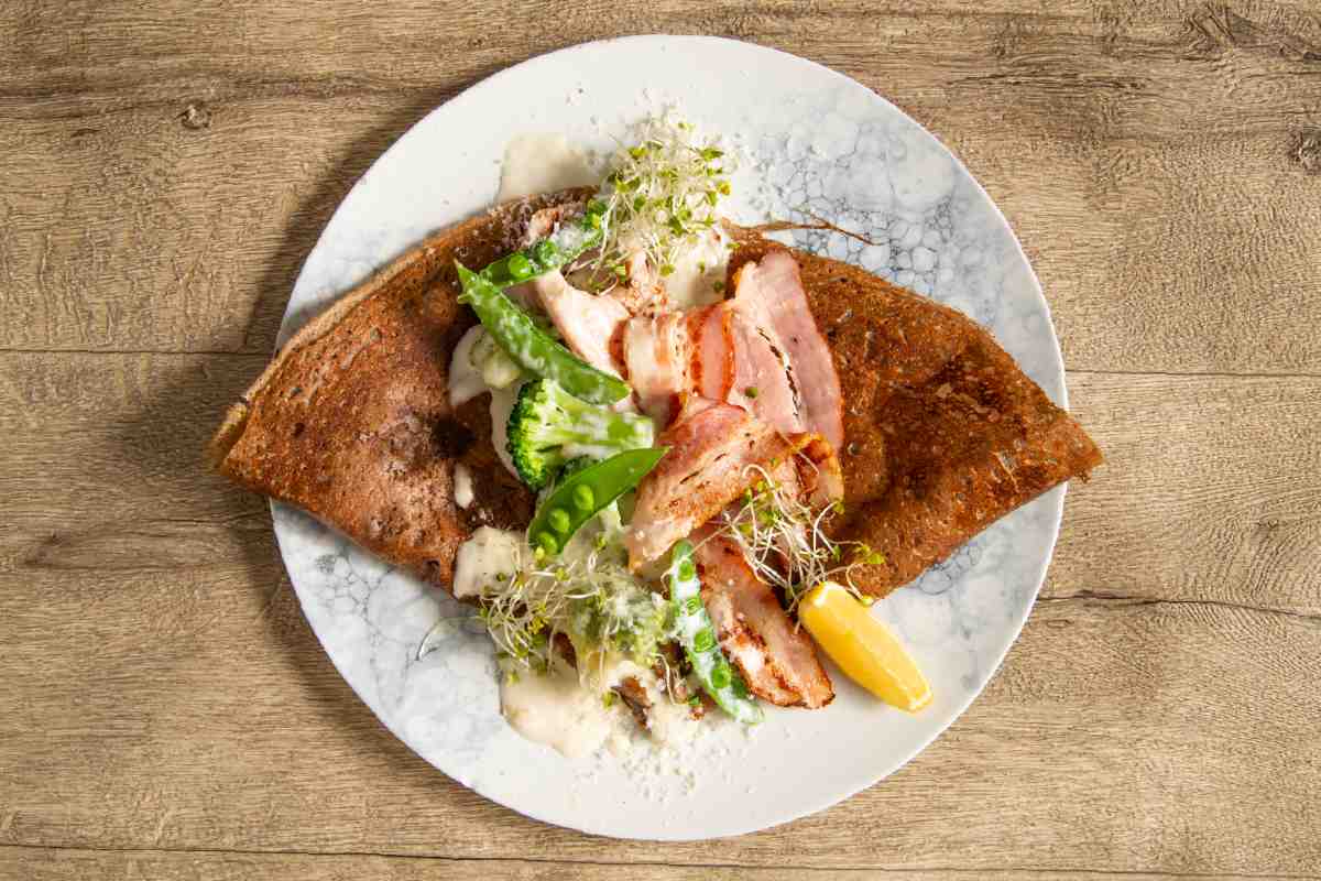 「グリルベーコンと春野菜のクリームガレット」1,980円（税込）