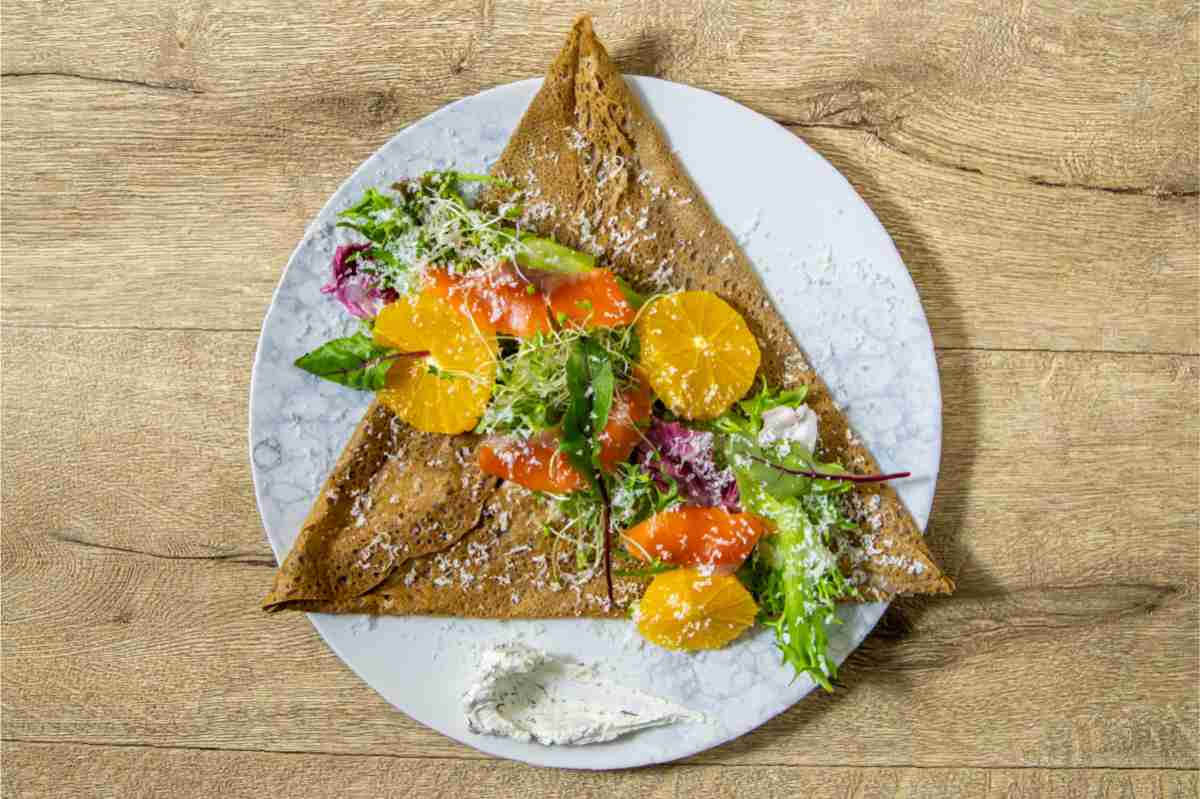 「スモークサーモンとオレンジのサラダガレット ハーブクリーム添え」1,650円（税込）