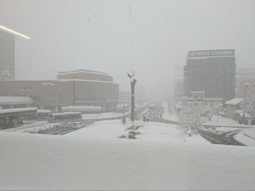 大雪が積もった「新潟県長岡市」　隣にある新潟市の比較に思わず目を疑う「同じ県とは思えない…」