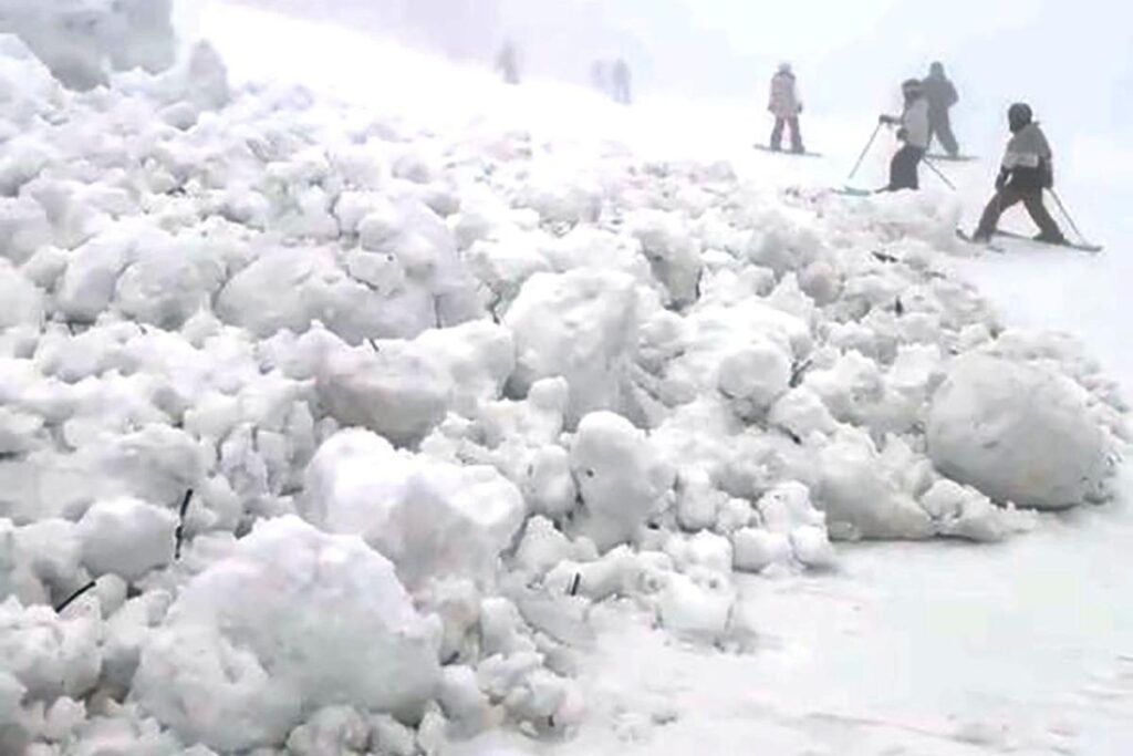 新潟・長野県境「斑尾高原スキー場」で雪崩、子ども2人含む5人巻き込まれる 全員救助、4人病院搬送 - 新潟日報