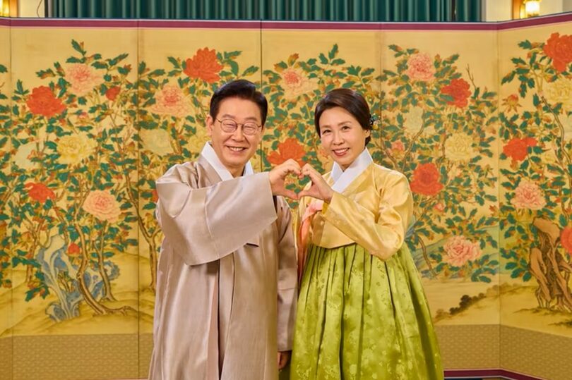 旧正月の動画メッセージであいさつするイ・ジェミョン（李在明）大統領と妻キム・ヘギョン（金恵京）氏＝大統領室提供(c)news1