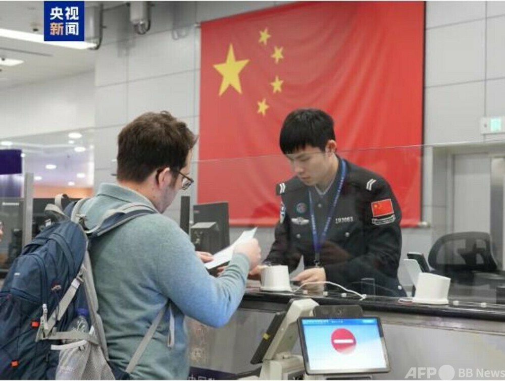 カナダ・英国へのビザ免除初日、中国上海浦東国際空港に初の入国者 写真1枚 国際ニュース:AFPBB News カナダ・英国へのビザ免除初日、中国上海浦東国際空港に初の入国者 写真1枚 国際ニュース:AFPBB News