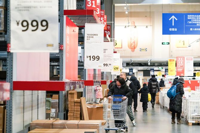 2026年2月1日、中国東北部黒竜江省ハルビン市のイケア店舗で買い物をする人々