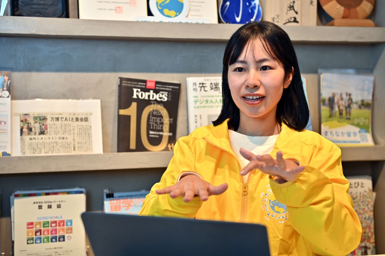 開発内容について説明するHelloWorld株式会社の岸本妃南子さん