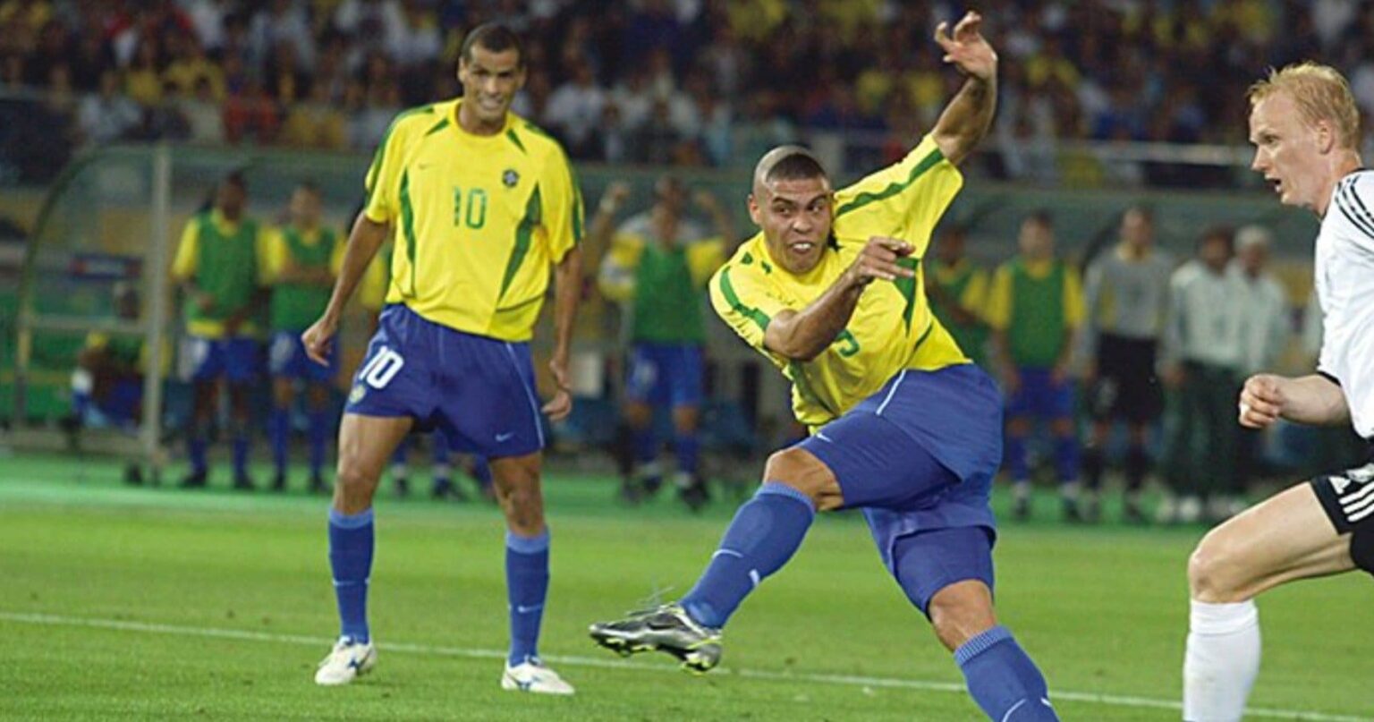 《サッカーW杯秘話》鬼軍曹のブラジル監督が下した決断の真相…“重傷の怪物”ロナウドを招集し“絶好調の36歳レジェンド”ロマーリオを却下したワケ - 海外サッカー - Number Web