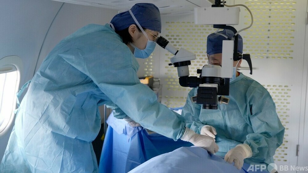 中国初の医療用航空機がラオスで初の機内手術を実施　写真1枚　国際ニュース：AFPBB News