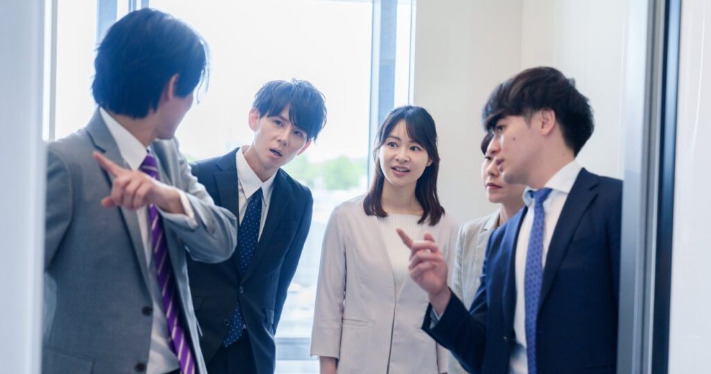 日本人が過剰に気にする「エレベーターのボタン係」が、外国では「謎マナー」と揶揄されるワケ | インド人は悩まない | ダイヤモンド・オンライン 日本人が過剰に気にする「エレベーターのボタン係」が、外国では「謎マナー」と揶揄されるワケ | インド人は悩まない | ダイヤモンド・オンライン