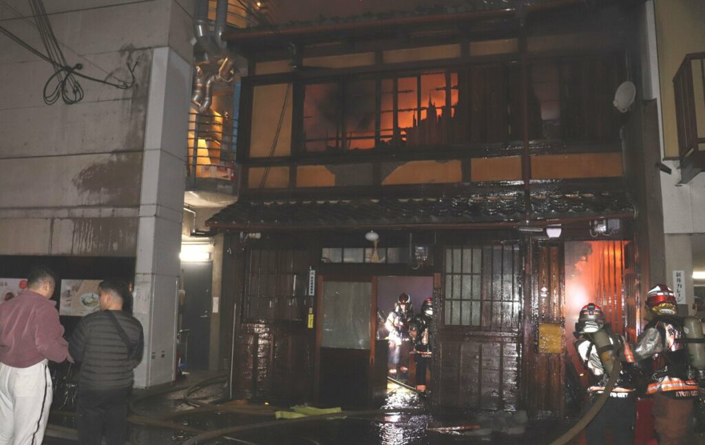 未明の京都で民家全焼、マンションなど7軒類焼「老舗」の本店も一部焼ける - 京都新聞デジタル