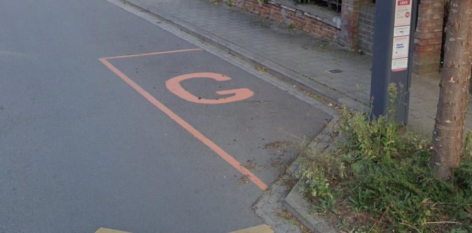 これはどういう意味ですか、ここに駐車してもいいですか？何も示さない交通標識はありません。