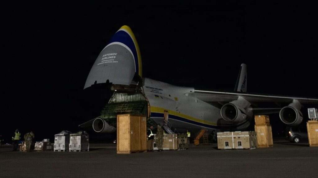 ウクライナのアントノフAn-124「ルスラン」戦略的重量物運搬機が先週、カリフォルニア州トラビス空軍基地で米国供給の軍事装備品7万ポンドを回収した。