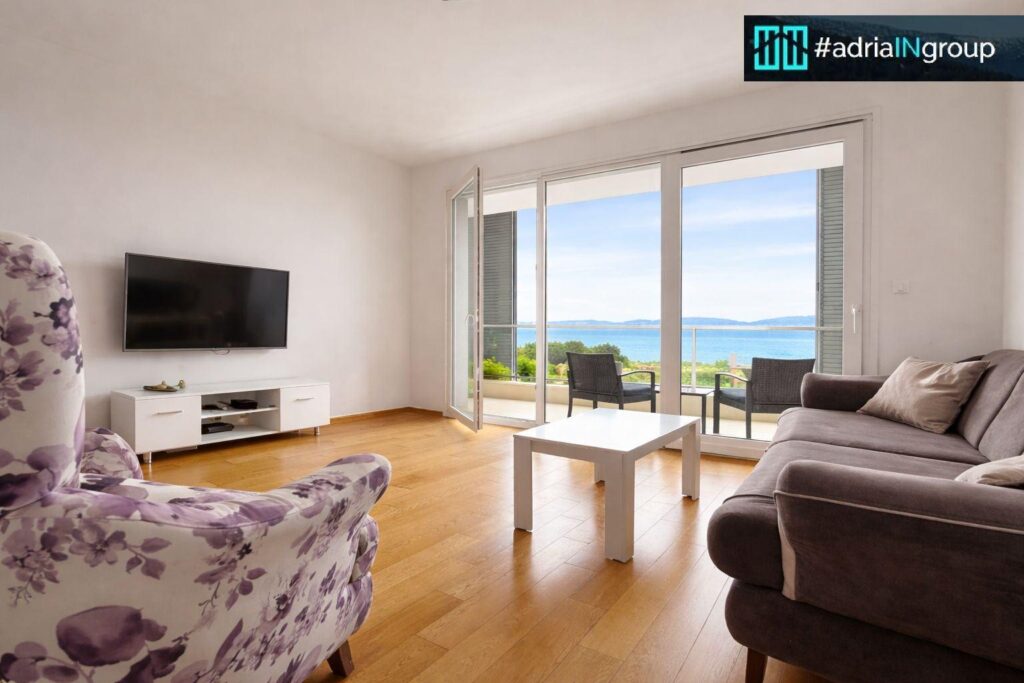 これは一種の風刺でしょうか？スプリトに659,000ユーロのJysk家具付きアパートメント