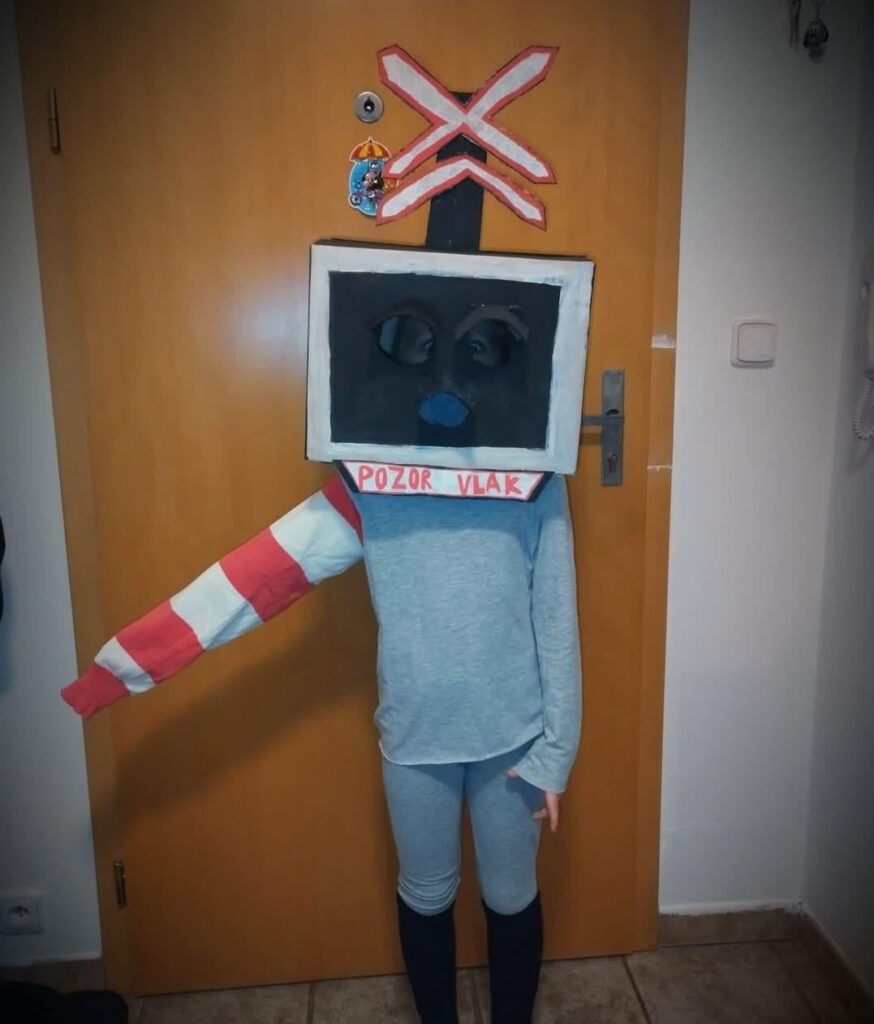 おそらくトルコ人は叫んではいないが、車に交差点を渡らせているのだろう。