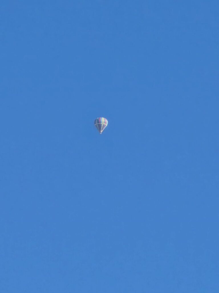 ゴレンスカの上空に浮かぶ風船。