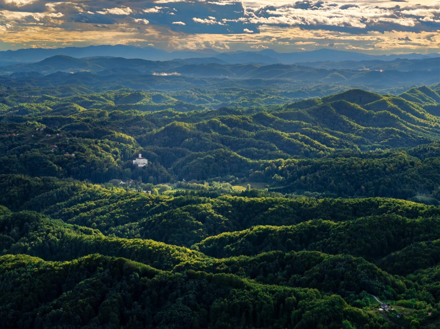 別の視点からのトラコスキャン（ドローンではない）