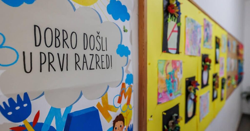 遅れはますます増えており、それが問題です。昨年は 4,138 人の 1 年生でさえ学校に入学できませんでした