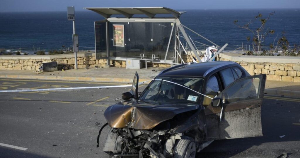 海岸道路のバス停にBMWが衝突し半壊