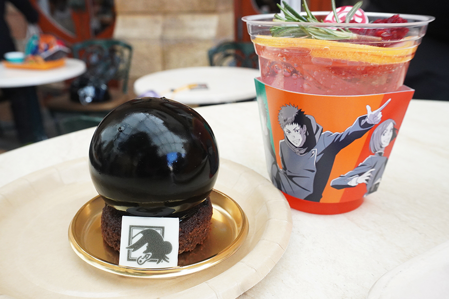 左から「呪霊玉」をモチーフにした「夏油傑のムース 〜チョコレート＆オレンジ〜」（1000円）、「呪術高専のグレープフルーツ・レモネード（ホット／アイス）」（800円）