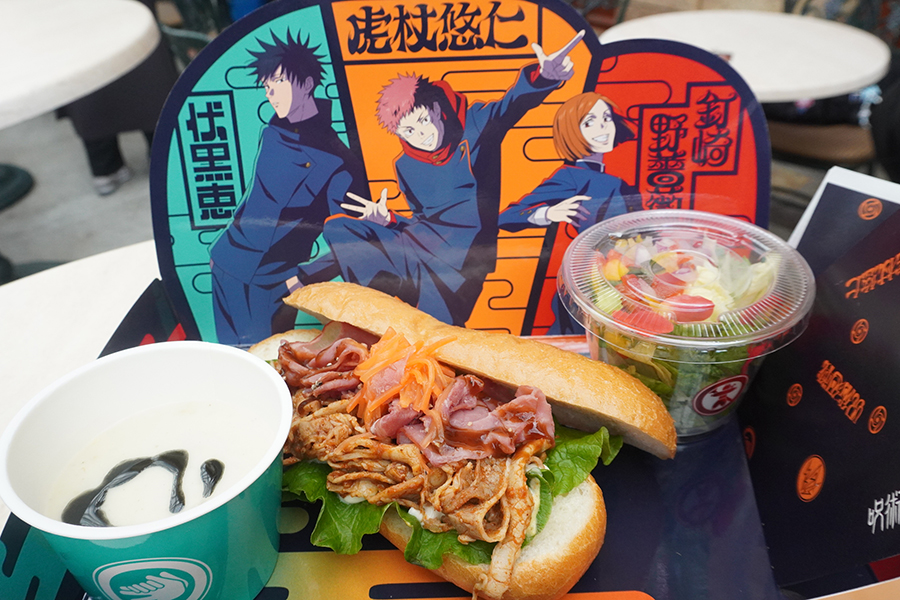 サンドイッチ、スープ、サラダ、ドリンクがセットになった「呪術高専1年ズのサンドウィッチセット」（2100円）