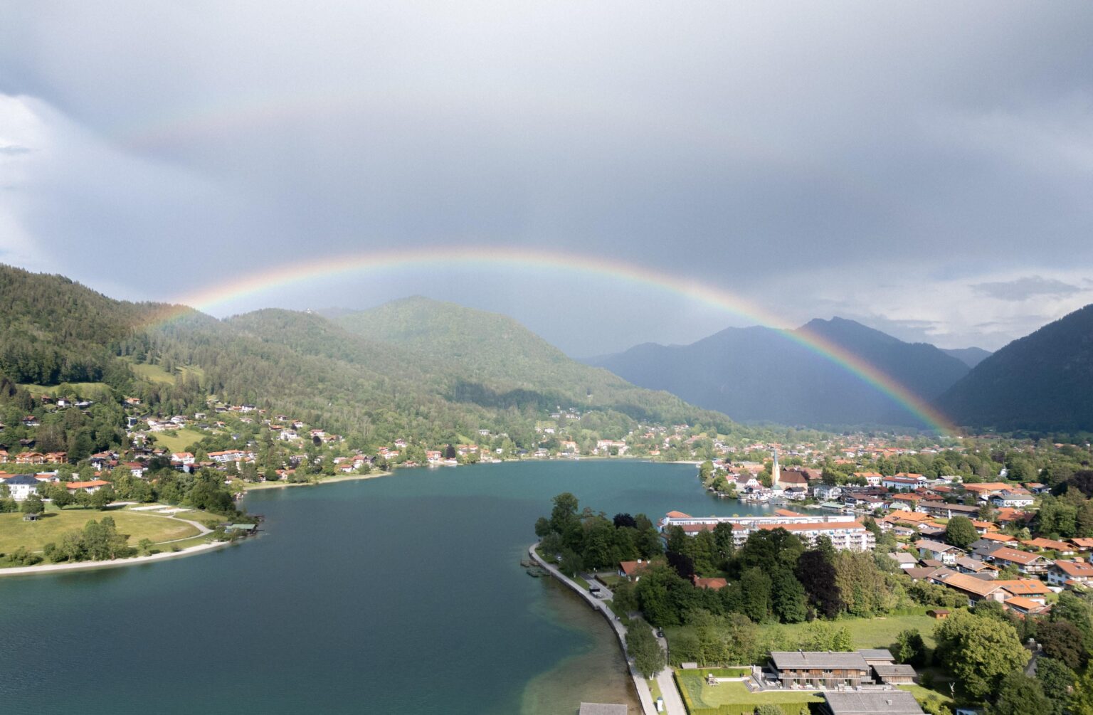 少し前にテーゲルンゼーにかかる虹の写真を撮りました :) ハッピーフライデー！