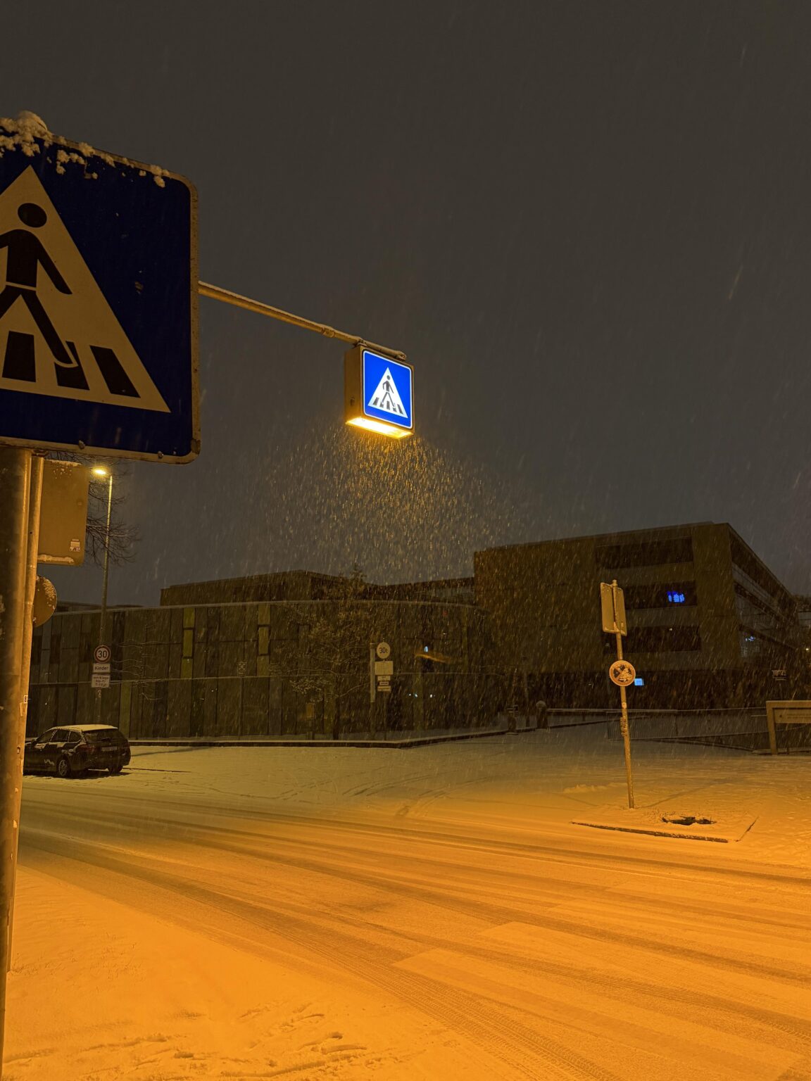 雪のない国から来た私は、このようなシンプルな写真を撮っただけでとても幸せになります。ドイツは素晴らしい国です:)
