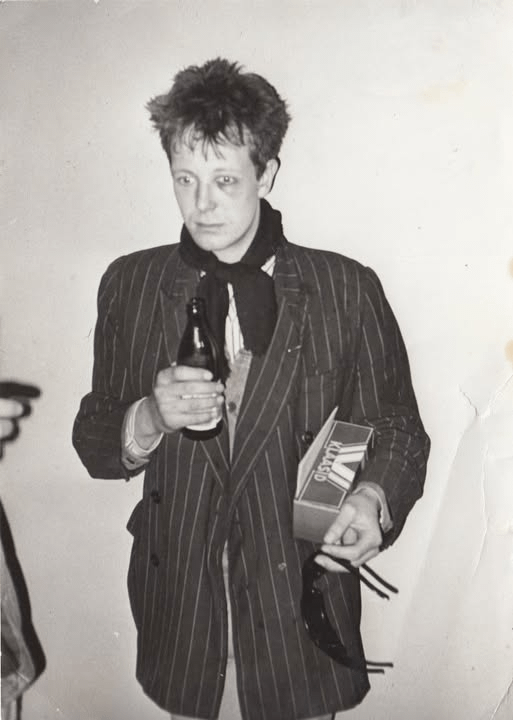 1988年4月、タリン：ヴェリキジェ・ルクの青い目のソリスト、イヴォ・ウッキヴィがビールを飲む。