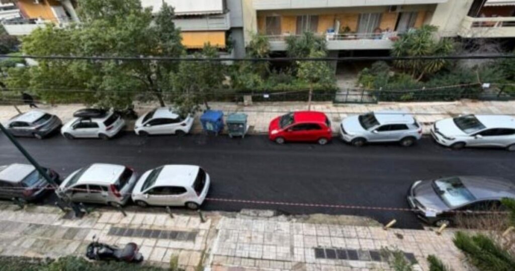 ギリシャ、陛下: 彼らはネアスミルニに道路を舗装し、数日後に光ファイバーのために再び道路を掘り起こしました。