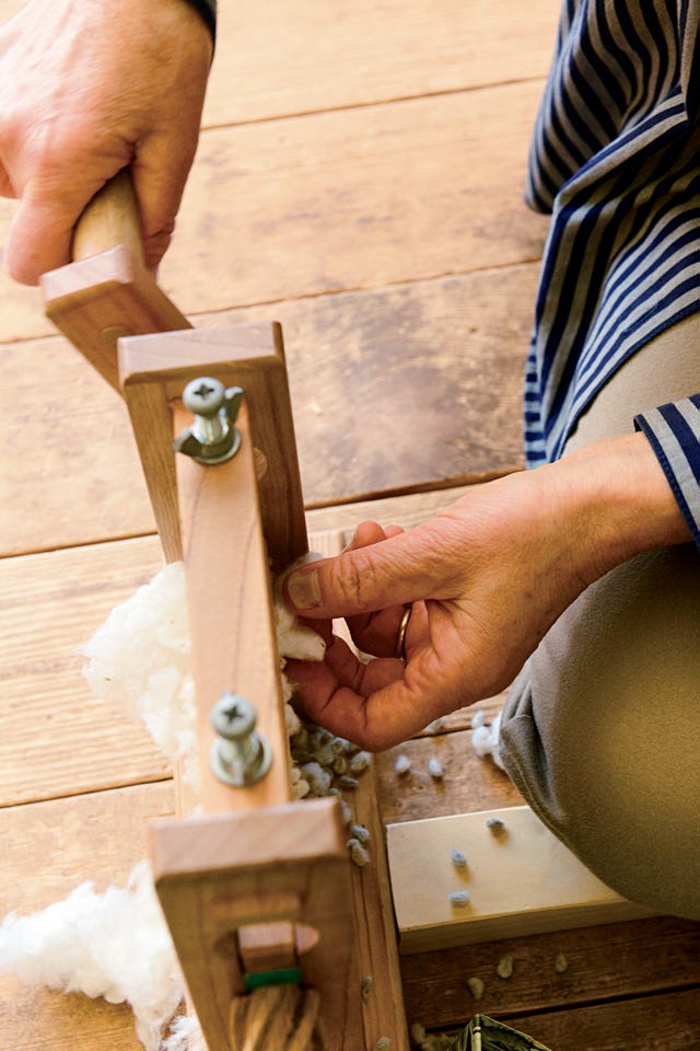現代の川越唐桟の綿繰り