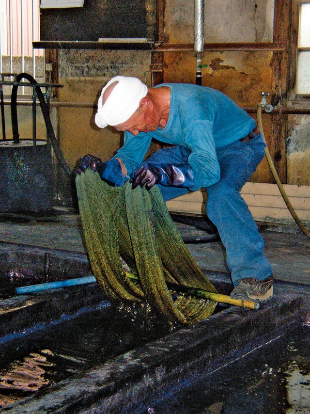 武州正藍染の糸染め