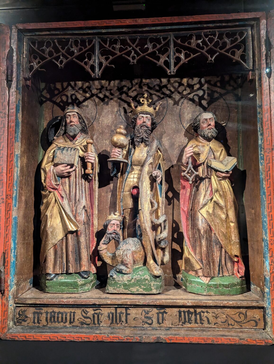 トロンデネス歴史センターの祭壇画: 聖オラフの足の間にある赤いものは何ですか?