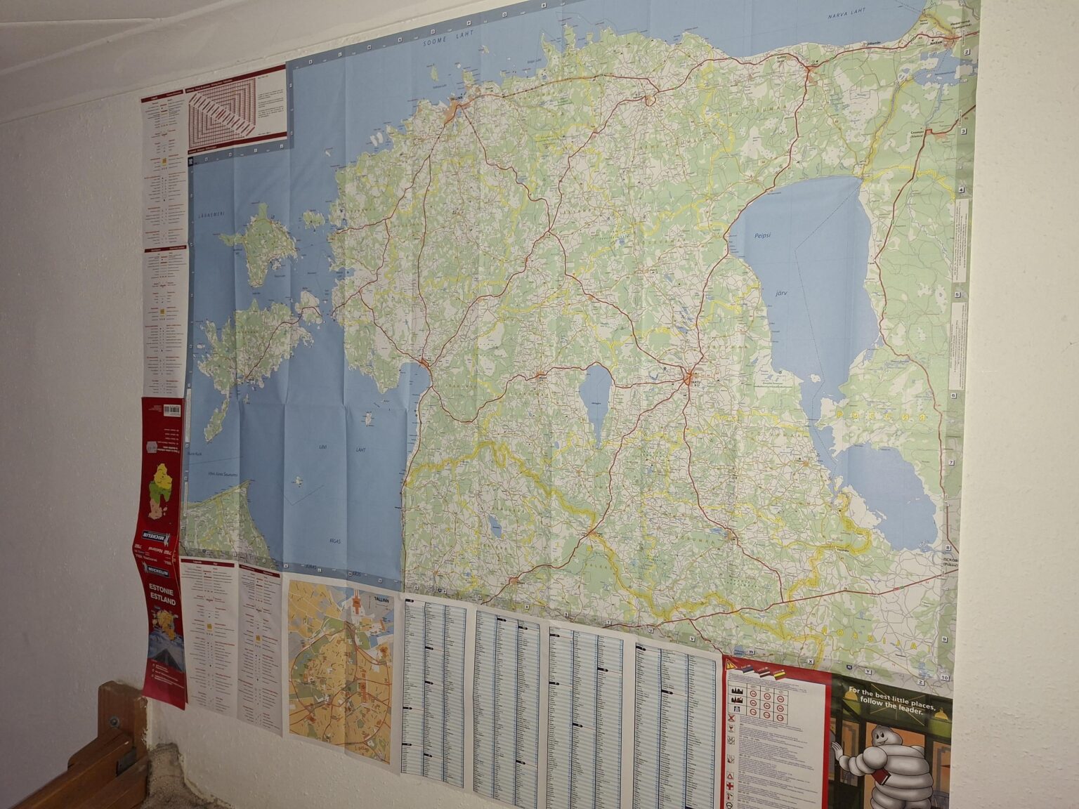 壁に貼られたエストニアの地図