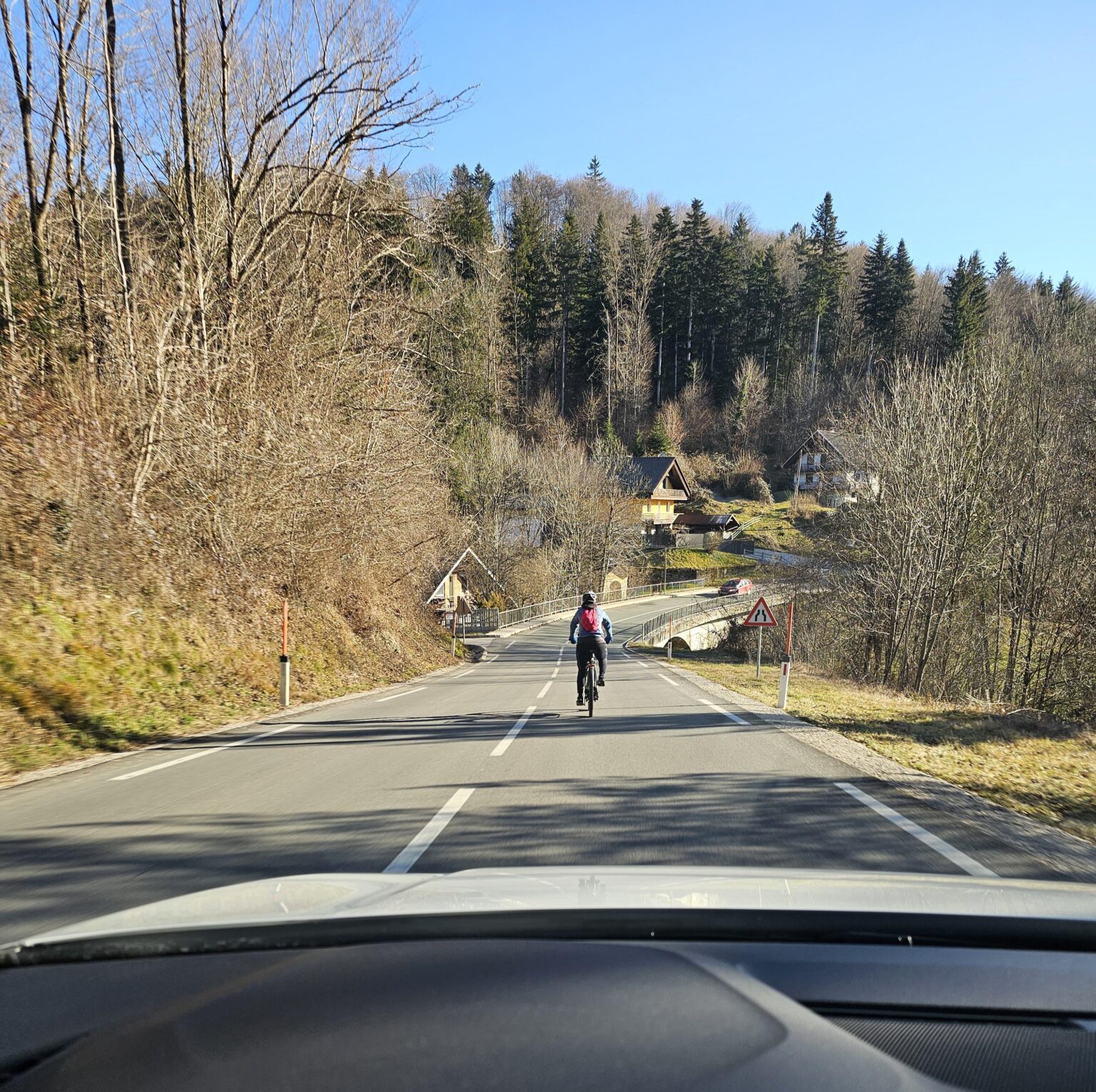 冬は終わり、気温は15℃、吹雪いてきました...