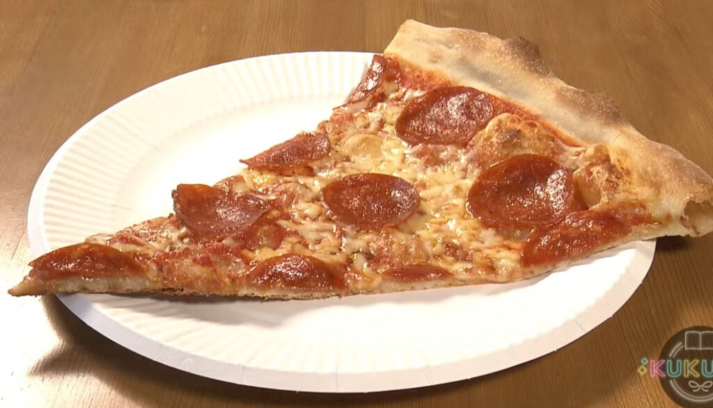 【沖縄アメリカングルメ】顔よりデカい！これぞ本場のNYスタイル巨大ピザ「New York Pizza Okinawa」（那覇市） | OKITIVE