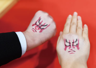 隈取ボディペイント（写真は火焔隈）