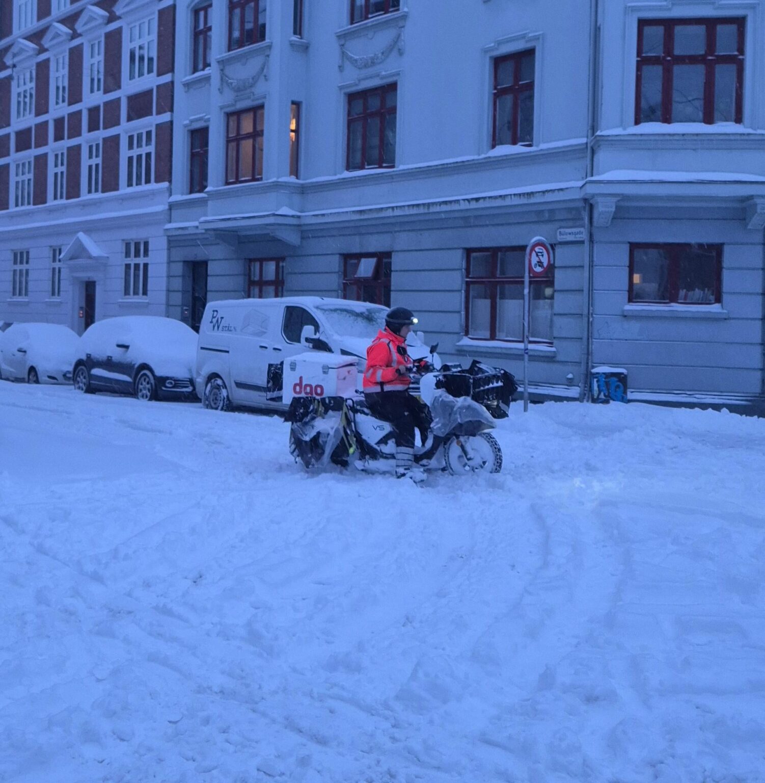 最近 DAO はひどい目に遭っているが（それは当然のことだ）、ここにいる彼のような人たちには脱帽する - 吹雪の中、エンジンがかからないスクーターでスケートをしている