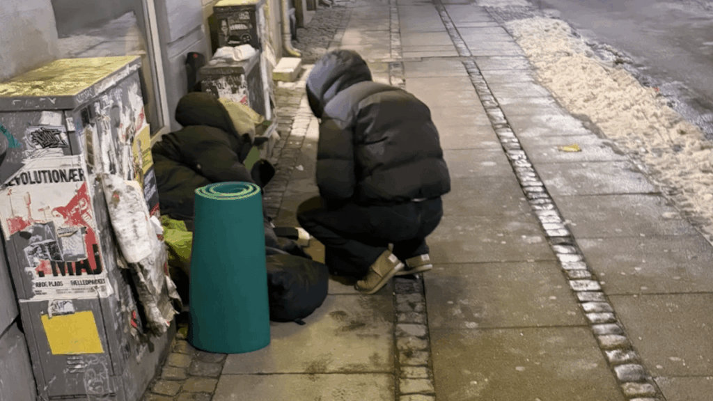 路上で地面に凍りついた男性を発見「今は大変だ」 [Hjemløse er ved at fryse ihjel på gaden i Danmark]