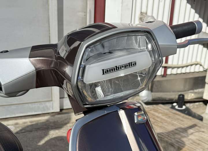 イタリア生まれのスクーター、ランブレッタ。「伝統的なクラシカル感」「最新技術と実用性」双方を兼ね備えた最新モデルが良すぎる！ | GoodsPress Web