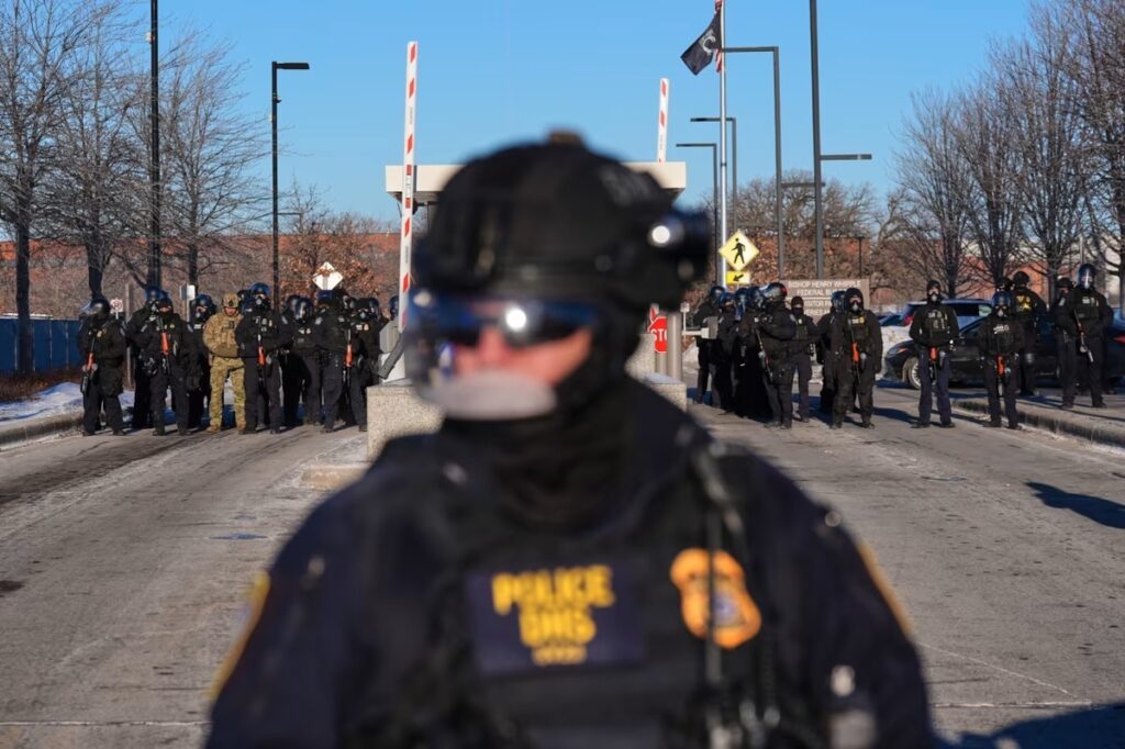 移民捜査官に銃撃された住民を暴行罪で訴追、虚偽発覚で取り下げ相次ぐ トランプ米政権の信頼失墜(1/2) – CNN.co.jp 移民捜査官に銃撃された住民を暴行罪で訴追、虚偽発覚で取り下げ相次ぐ トランプ米政権の信頼失墜(1/2) - CNN.co.jp