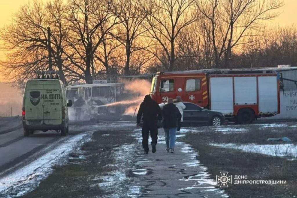 ロシアがバスに無人機攻撃、鉱山労働者12人死亡 ウクライナ南東部 – CNN.co.jp ロシアがバスに無人機攻撃、鉱山労働者12人死亡 ウクライナ南東部 - CNN.co.jp