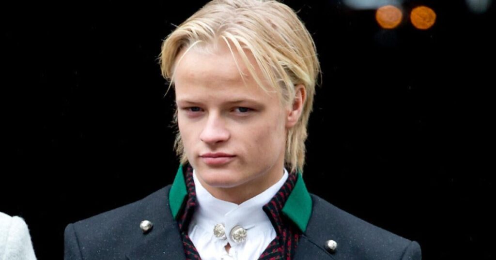 「彼は刑務所にいる」：ノルウェー皇太子の息子が恐ろしい容疑で法廷へ