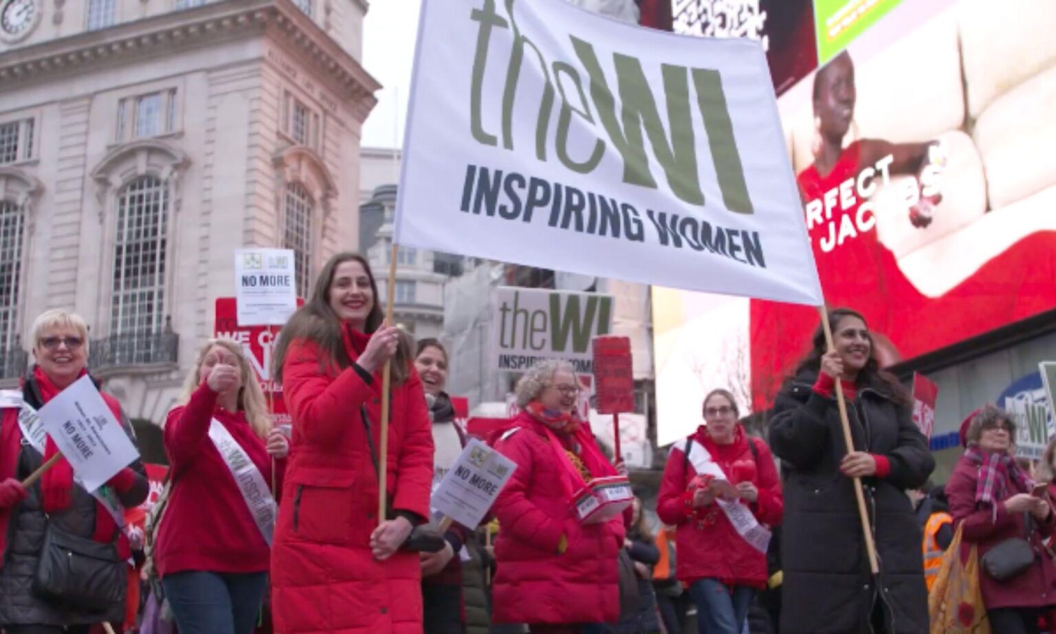 トランスジェンダー禁止を理由に多くの会員が辞任し、主要な女性協会支部が閉鎖