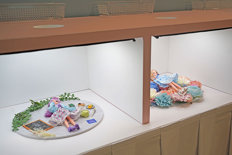 リカちゃん人形サイズのフォトスポットでは、上部の穴から撮影できる（2月3日撮影／Lmaga.jp）