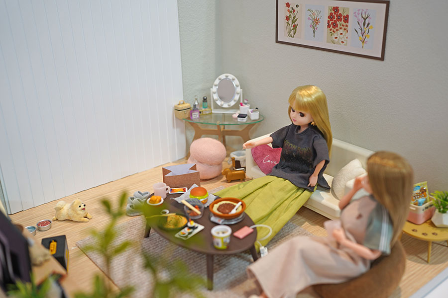 恋愛リアリティーショー番組の最終話を見ながら、推しの女子メンバーの恋の行方に盛り上がるリカちゃん（2月3日撮影／Lmaga.jp）