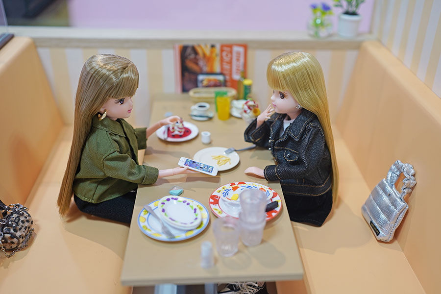 ファミレスで憧れの先輩のSNSを調べ、探偵…いや刑事並みの捜査力を発揮するリカちゃん（2月3日撮影／Lmaga.jp）